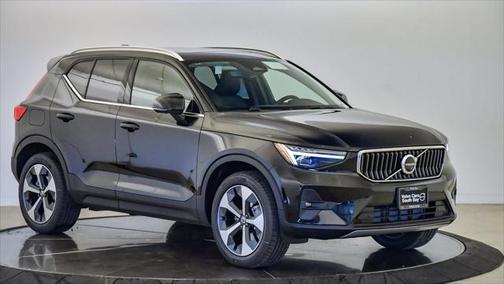 2025 Volvo XC40 B5 Plus Bright Theme