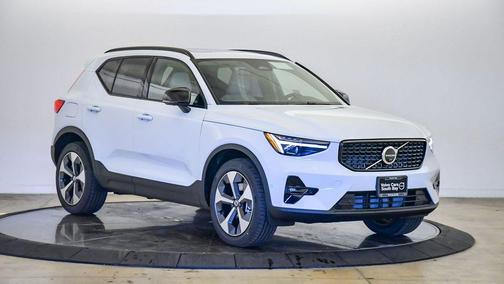 2026 Volvo XC40 Plus, B5 AWD Gas (mild hybrid), Dark