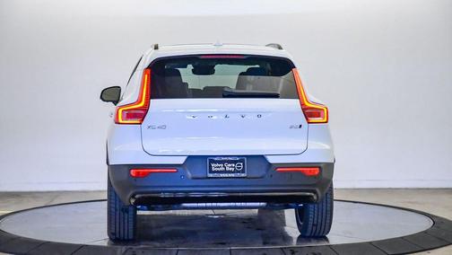 2026 Volvo XC40 Plus, B5 AWD Gas (mild hybrid), Dark