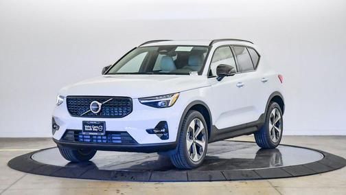 2026 Volvo XC40 Plus, B5 AWD Gas (mild hybrid), Dark