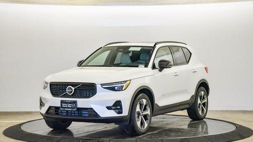 2026 Volvo XC40 Plus, B5 AWD Gas (mild hybrid), Dark