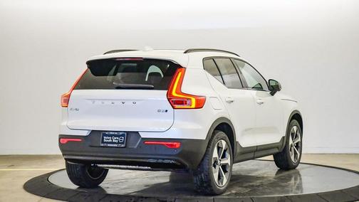 2026 Volvo XC40 Plus, B5 AWD Gas (mild hybrid), Dark