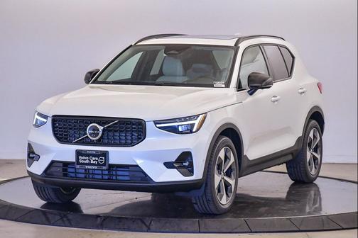 2025 Volvo XC40 B5 Plus Dark Theme