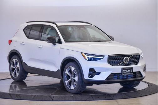 2025 Volvo XC40 B5 Plus Dark Theme