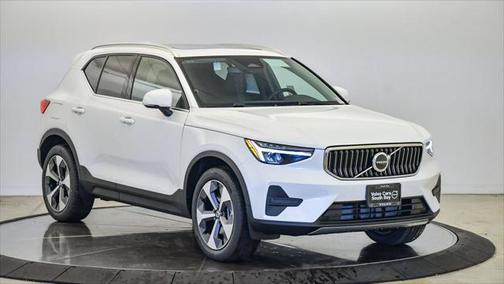 2025 Volvo XC40 B5 Core Bright Theme