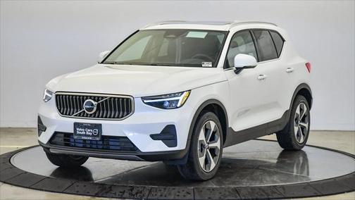 2025 Volvo XC40 B5 Core Bright Theme
