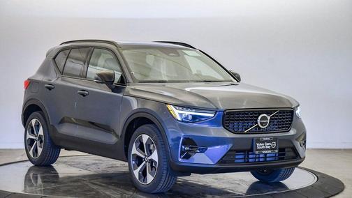 2026 Volvo XC40 B4 Plus
