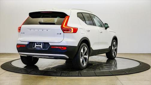 2025 Volvo XC40 B5 Core Bright Theme