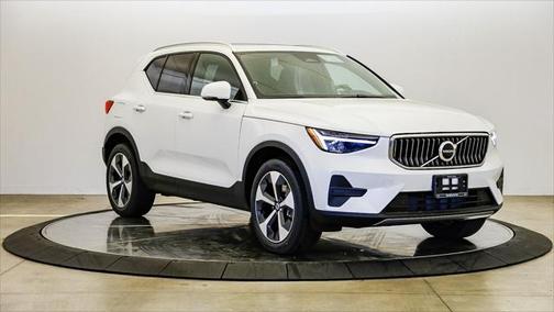 2025 Volvo XC40 B5 Core Bright Theme