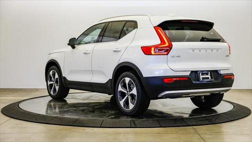 2025 Volvo XC40 B5 Core Bright Theme