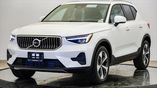 2025 Volvo XC40 B5 Core Bright Theme