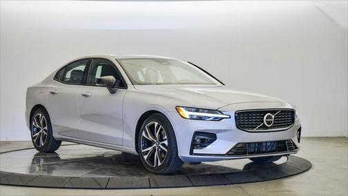 2024 Volvo S60 B5 Core Dark Theme