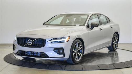 2024 Volvo S60 B5 Core Dark Theme
