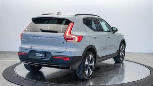 2025 Volvo XC40 B5 Plus Dark Theme