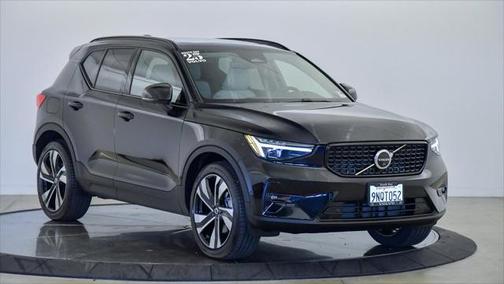2025 Volvo XC40 B5 Plus Dark Theme