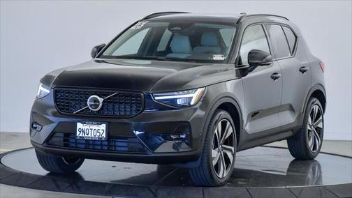 2025 Volvo XC40 B5 Plus Dark Theme