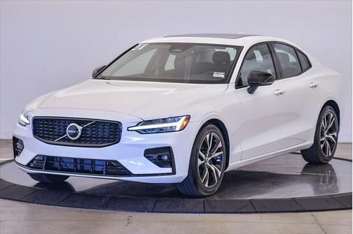 2024 Volvo S60 B5 Core Dark Theme
