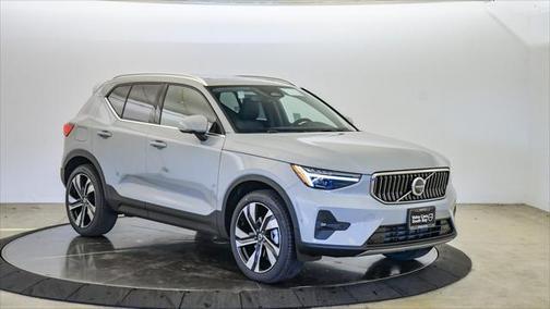 2025 Volvo XC40 B5 Ultra Bright Theme
