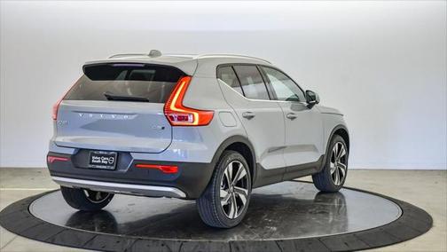 2025 Volvo XC40 B5 Ultra Bright Theme