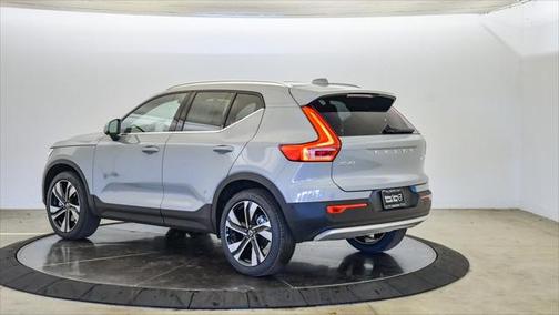 2025 Volvo XC40 B5 Ultra Bright Theme