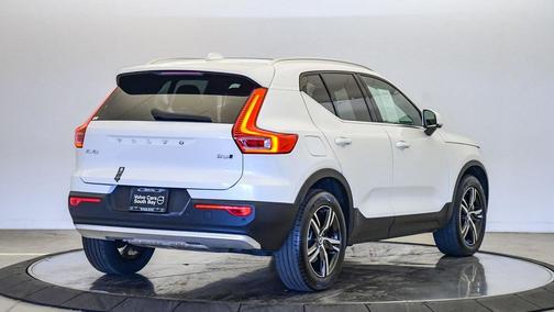 2025 Volvo XC40 B5 Core Bright Theme