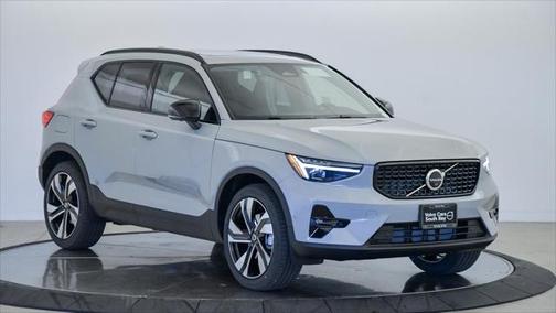 2025 Volvo XC40 B5 Plus Dark Theme