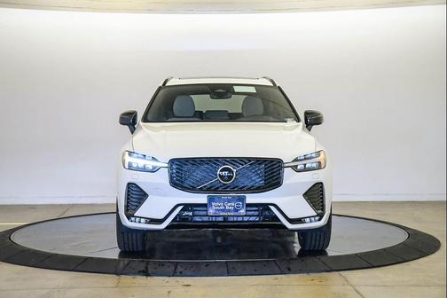 Crystal White Metallic 2026 Volvo XC60 B5 Plus