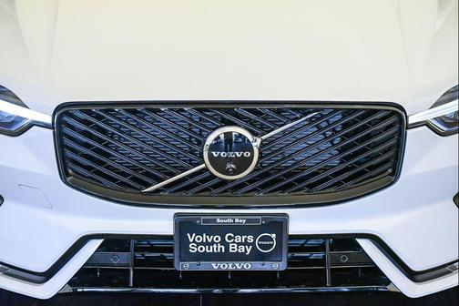 Crystal White Metallic 2026 Volvo XC60 B5 Plus