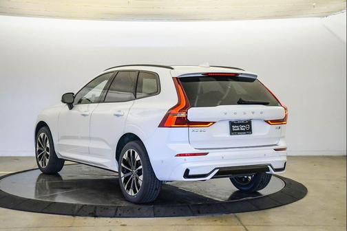 Crystal White Metallic 2026 Volvo XC60 B5 Plus
