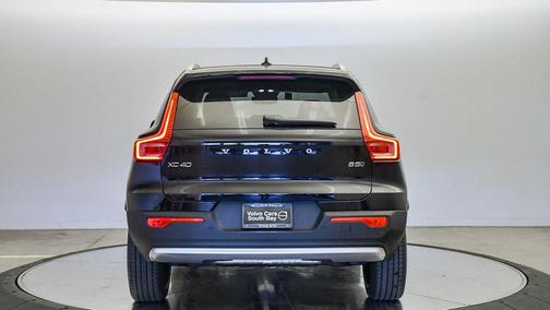 2025 Volvo XC40 B5 Ultra Bright Theme