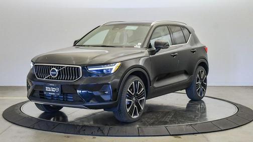 2025 Volvo XC40 B5 Ultra Bright Theme