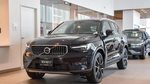2025 Volvo XC40 B5 Ultra Bright Theme
