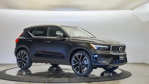 2025 Volvo XC40 B5 Ultra Bright Theme