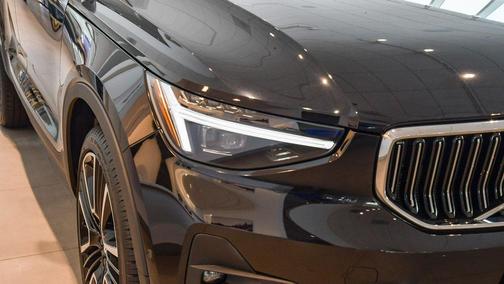 2025 Volvo XC40 B5 Ultra Bright Theme