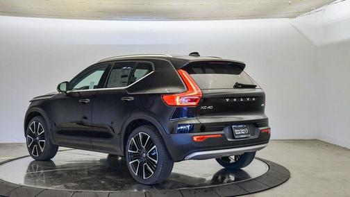 2025 Volvo XC40 B5 Ultra Bright Theme