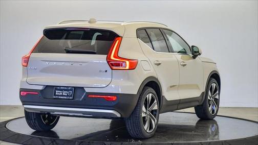 2025 Volvo XC40 B5 Ultra Bright Theme
