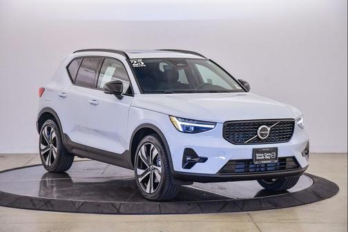 2025 Volvo XC40 B5 Plus Dark Theme