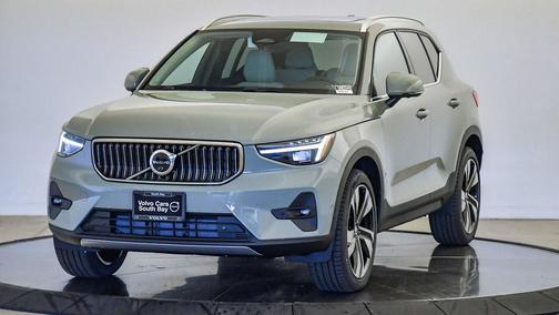 2025 Volvo XC40 B5 Ultra Bright Theme