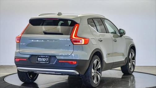 2025 Volvo XC40 B5 Ultra Bright Theme