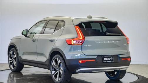 2025 Volvo XC40 B5 Ultra Bright Theme
