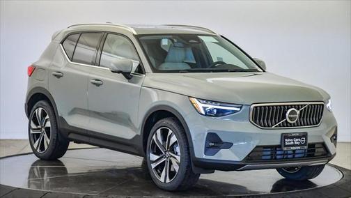 2025 Volvo XC40 B5 Ultra Bright Theme