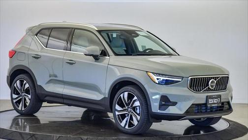 2025 Volvo XC40 B5 Ultra Bright Theme