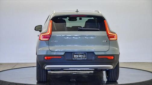 2025 Volvo XC40 B5 Ultra Bright Theme