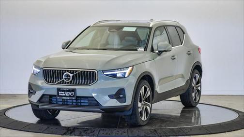 2025 Volvo XC40 B5 Ultra Bright Theme