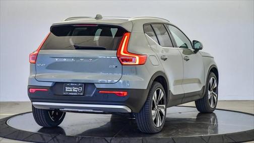 2025 Volvo XC40 B5 Ultra Bright Theme