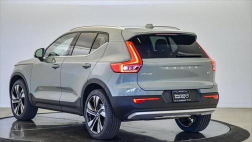 2025 Volvo XC40 B5 Ultra Bright Theme