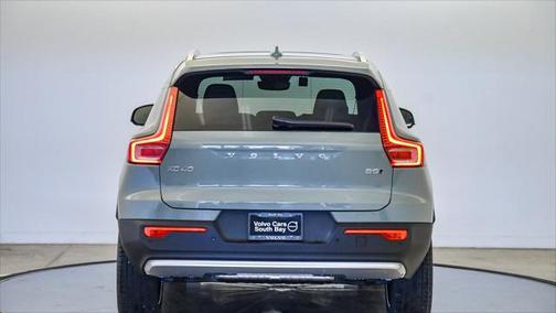 2025 Volvo XC40 B5 Ultra Bright Theme