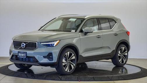 2025 Volvo XC40 B5 Ultra Bright Theme