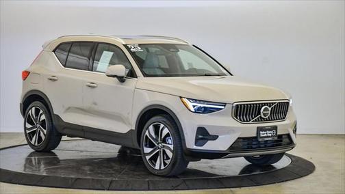 2025 Volvo XC40 B5 Plus Bright Theme