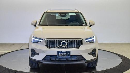 2025 Volvo XC40 B5 Ultra Bright Theme